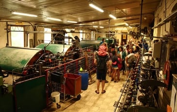 Visite filature de laine "Longo Maï" par l'un de ses fondateurs
